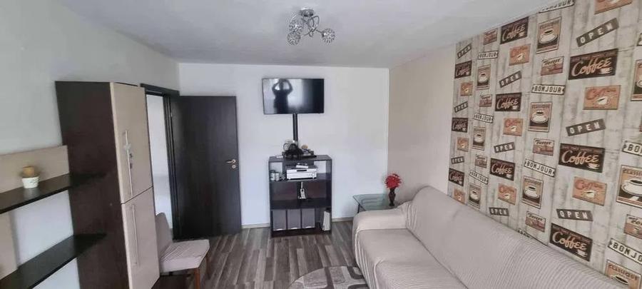 Apartament cu 3 camere decomandat în Florilor