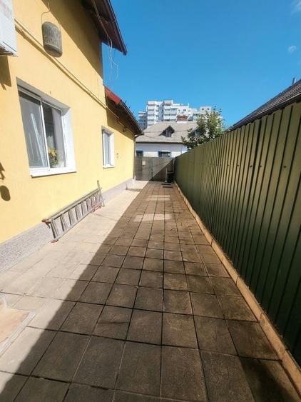 Casă individuală cu 6 camere cu Canalizare în Vatra Luminoasă