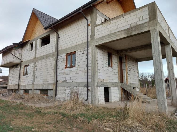 Casă cu 4 camere în Valea Adâncă