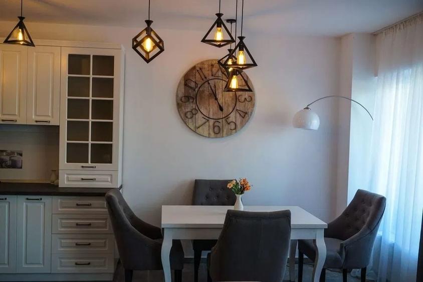 Apartament cu 2 camere semidecomandat, mobilat în Central