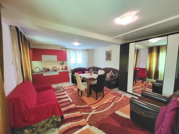 Casă individuală cu 6 camere cu Canalizare în Letea