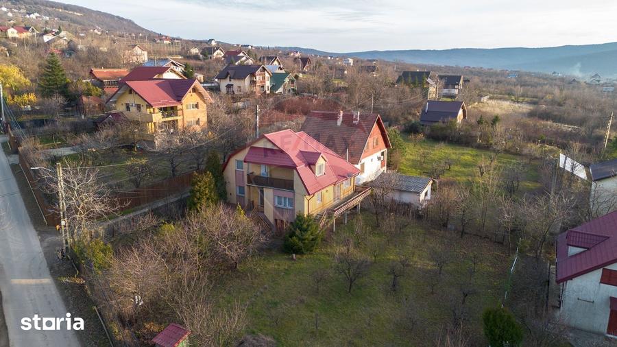 Casă cu 4 camere cu Teren 1068 Mp în Bârnova