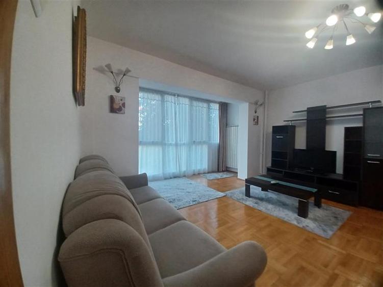 Apartament cu 3 camere nedecomandat, mobilat în Tineretului