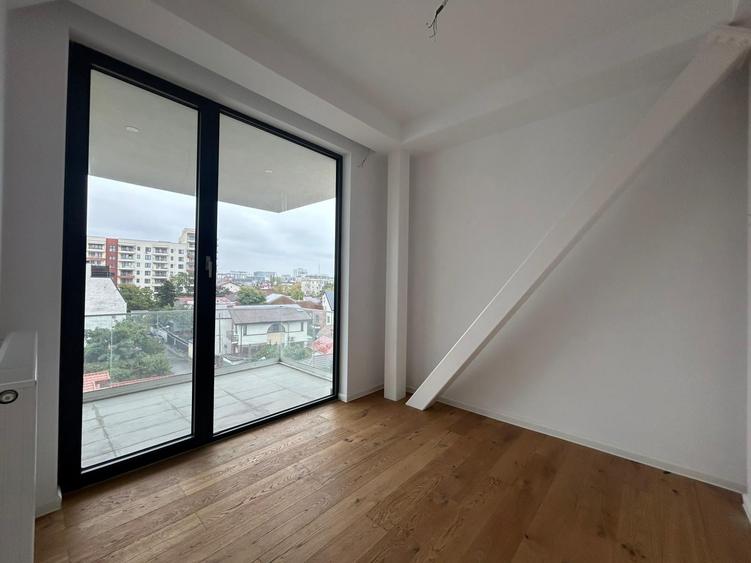 Apartament cu 4 camere semidecomandat în Aviației