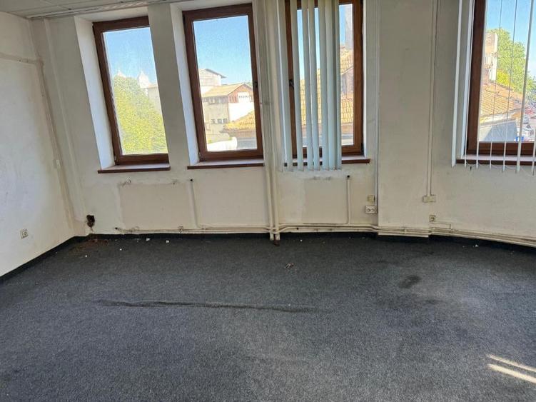 Casă individuală cu 30 camere cu Canalizare în P-ța Ovidiu