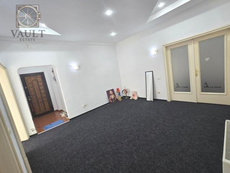 Apartament cu 4 camere semidecomandat, mobilat în P-ța Victoriei