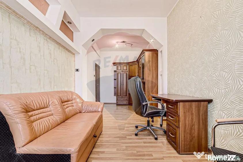 Apartament cu 3 camere decomandat în Boul Roșu