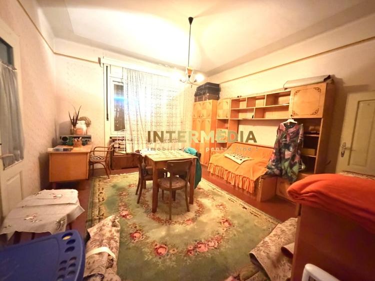 Casă individuală cu 6 camere cu Canalizare în Central