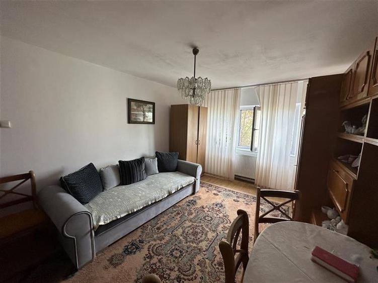 Apartament cu 3 camere decomandat în Plăvăț II