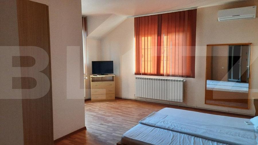 Casă individuală cu 9 camere cu Teren 868 Mp în Est