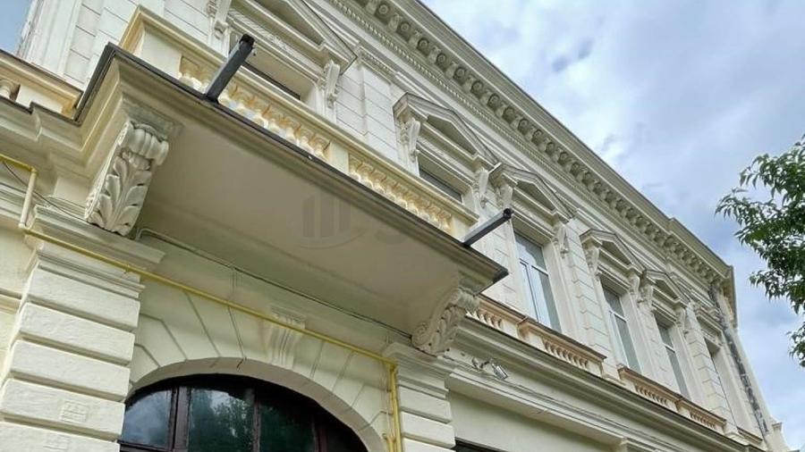 Casă individuală cu 30 camere cu Teren 687 Mp în P-ța Universității