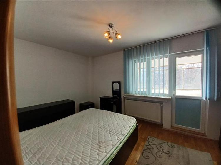 Apartament cu 3 camere decomandat, mobilat în Calea Victoriei