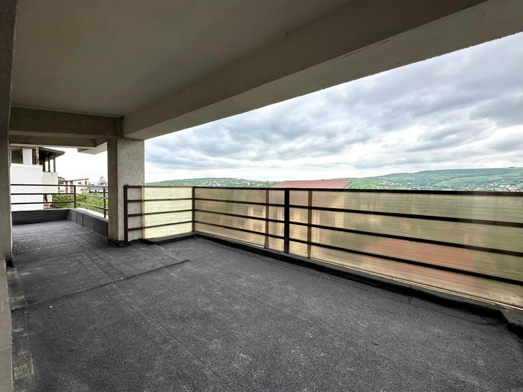 Apartament cu 3 camere decomandat în Bucium