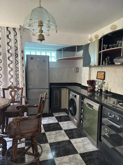Apartament cu 4 camere decomandat în Delfinariu