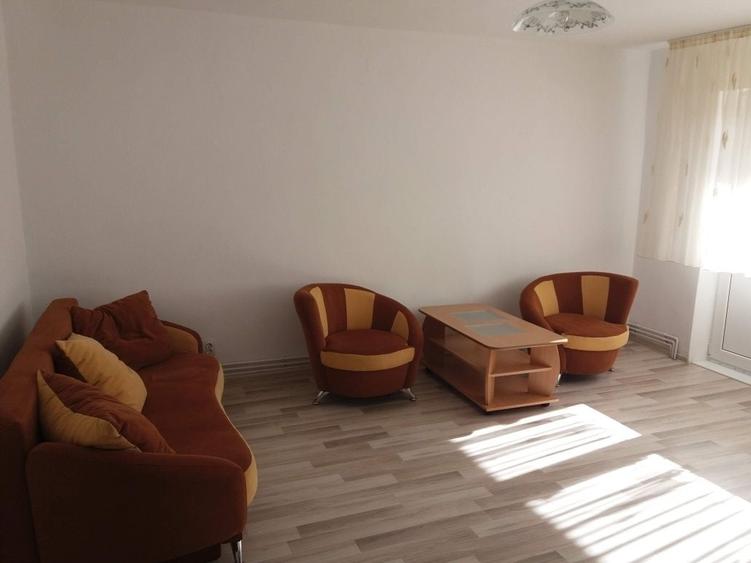 Apartament cu 2 camere semidecomandat în Cetate