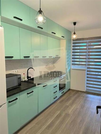Apartament cu 3 camere semidecomandat, mobilat în Piața Cluj