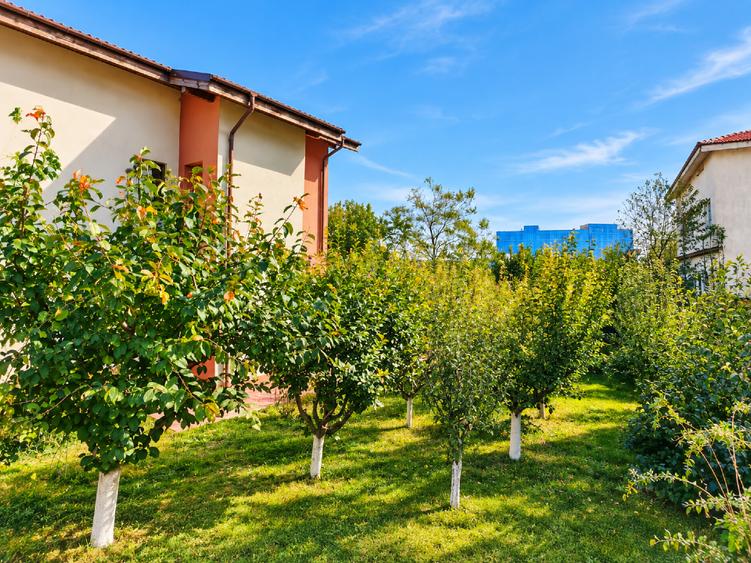 Casă individuală cu 5 camere cu Canalizare în Est