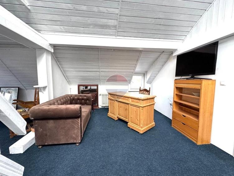 Penthouse cu 13 camere decomandat în Central