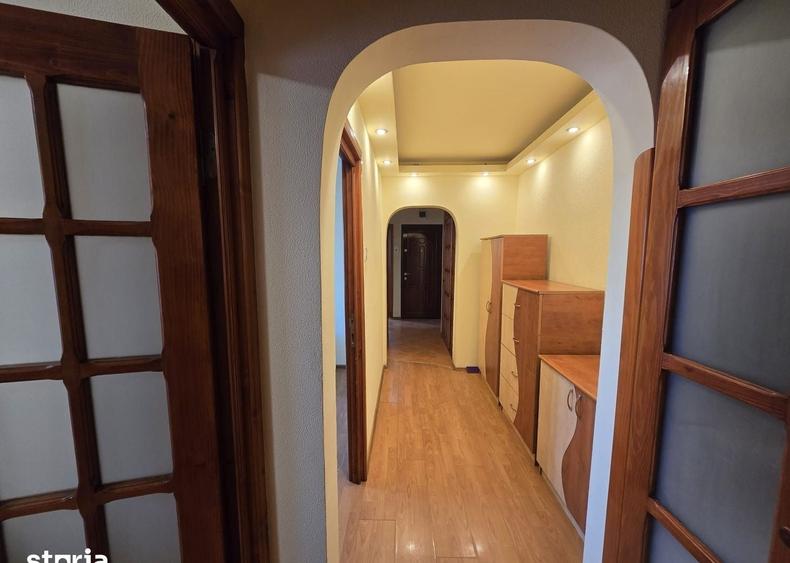 Apartament cu 3 camere decomandat, mobilat în Piața Centrală