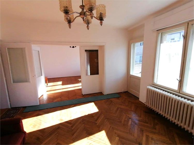 Apartament cu 4 camere decomandat în Brașovul Vechi