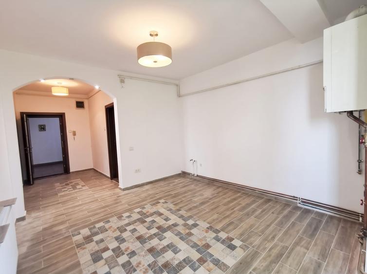 Apartament cu 5 camere decomandat în Soarelui