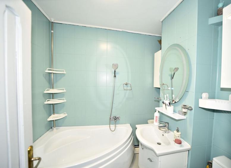Apartament cu 3 camere decomandat, mobilat în Dacia