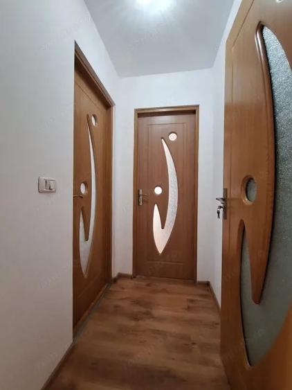 Apartament cu 3 camere semidecomandat în Girocului