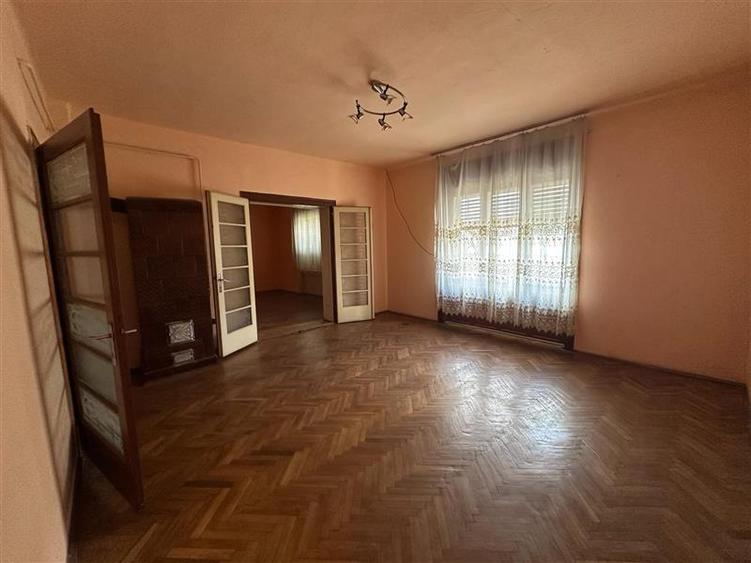 Casă individuală cu 6 camere cu Canalizare în Est