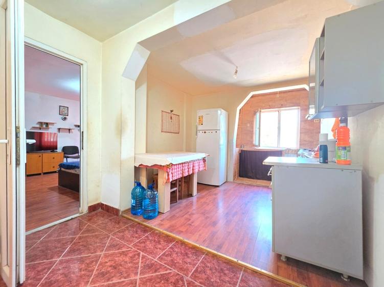 Apartament cu 3 camere decomandat în 1 Decembrie