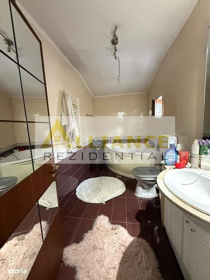 Casă cu 4 camere în Central