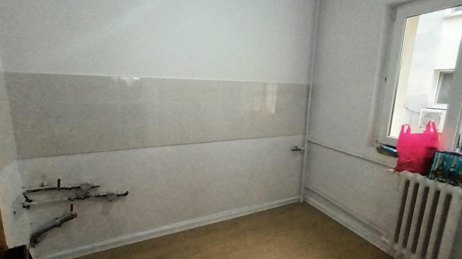 Apartament cu 3 camere decomandat în Drumul Taberei