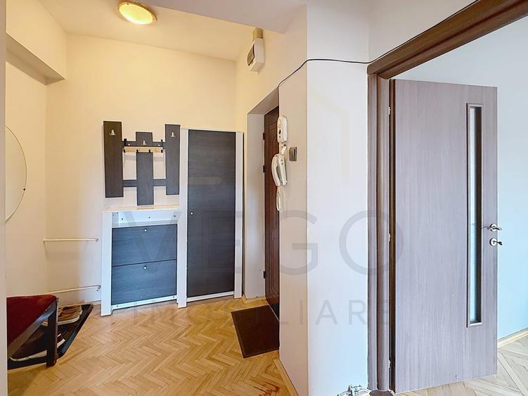 Apartament cu 3 camere semidecomandat, mobilat în Central