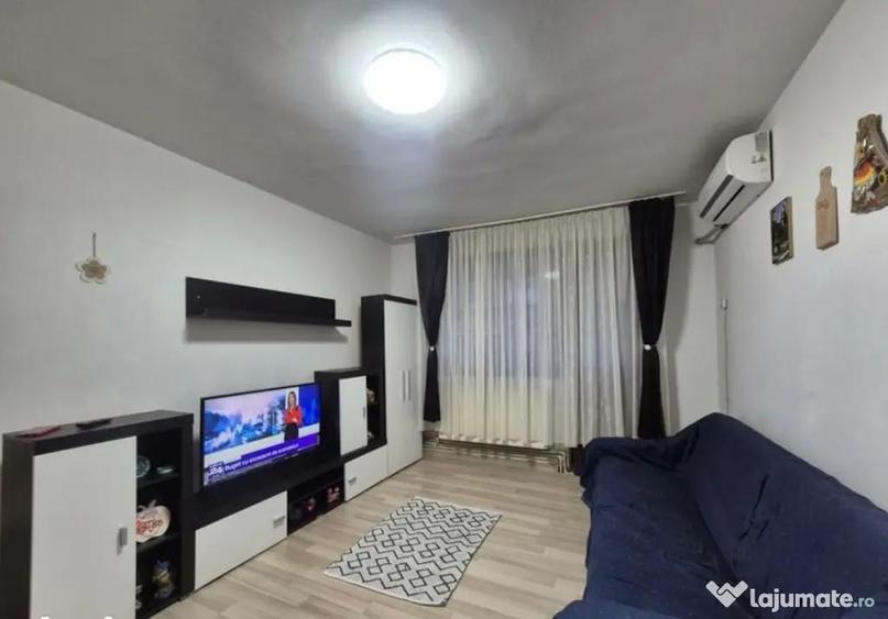 Apartament cu 3 camere semidecomandat, mobilat în Central