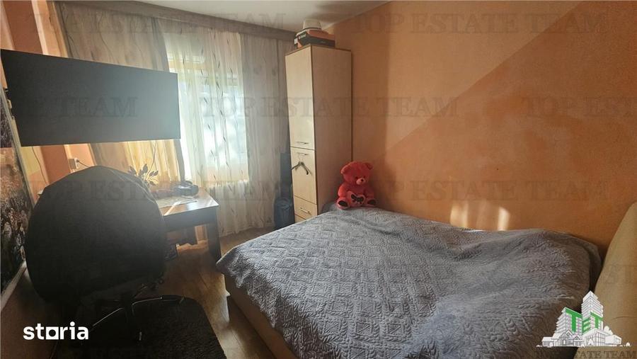 Apartament cu 4 camere semidecomandat în Crângași