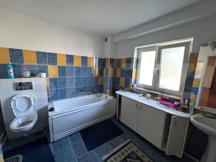 Casă individuală cu 8 camere cu Canalizare în Grigorescu