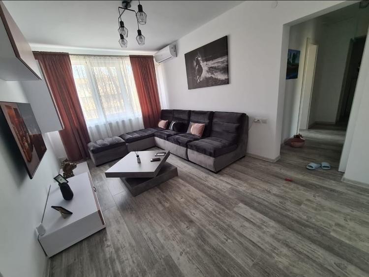 Apartament cu 3 camere semidecomandat, mobilat în Hipodrom
