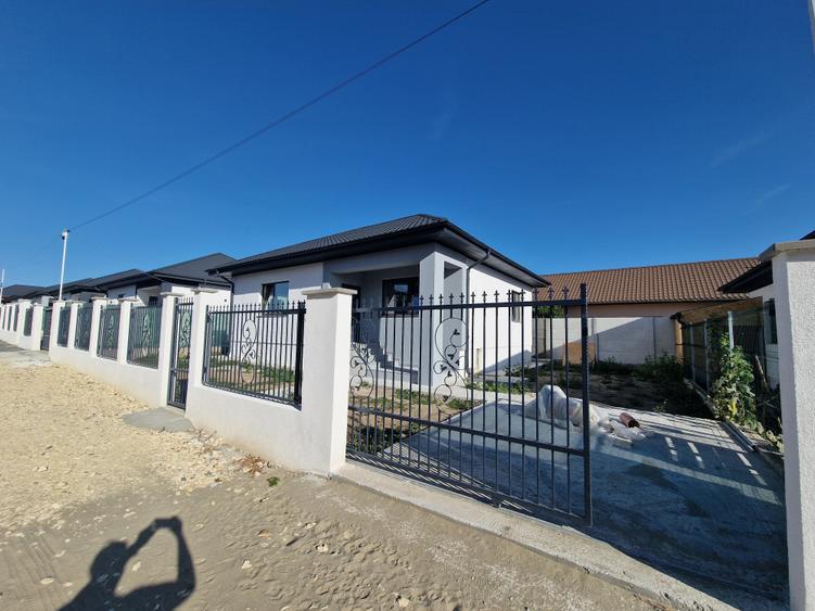 Casă individuală cu 3 camere cu Teren 268 Mp în Lumina