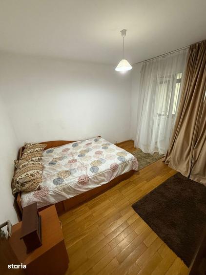 Apartament cu 3 camere semidecomandat în Craiovița Nouă