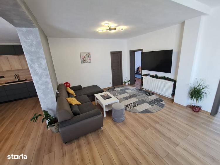 Casă cu 4 camere decomandat în Central