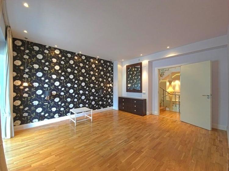 Casă cu 7 camere cu Teren 300 Mp în Băneasa