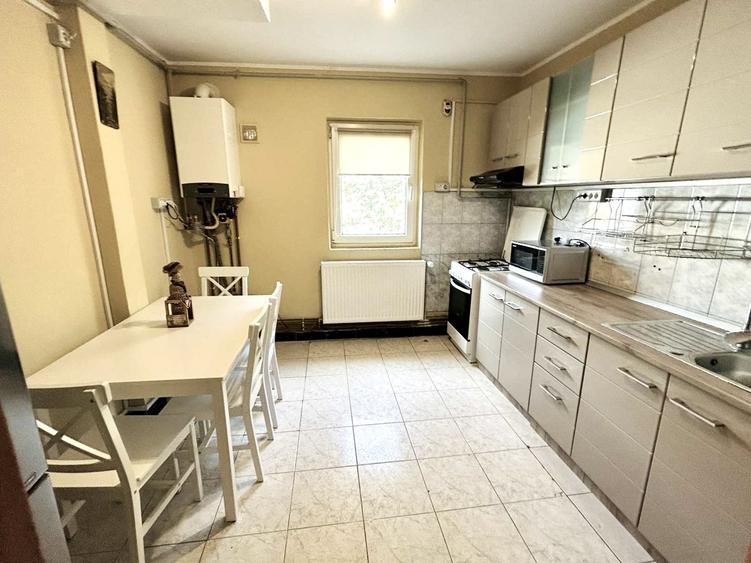 Apartament cu 3 camere semidecomandat, mobilat în Complex Studențesc