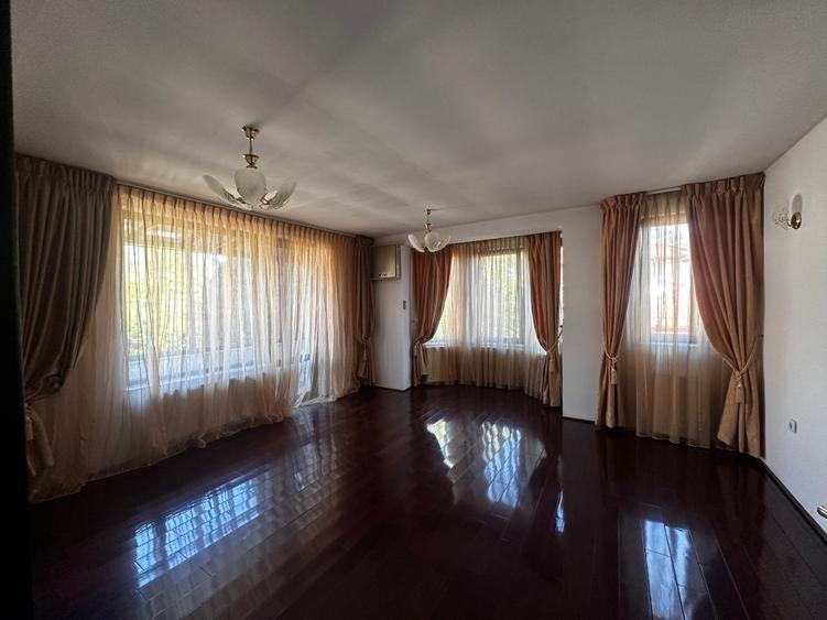 Casă individuală cu 5 camere cu Teren 100 Mp în Central