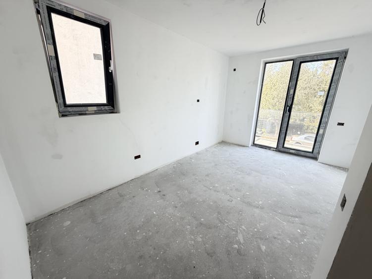 Duplex cu 4 camere cu Canalizare în Exterior Sud