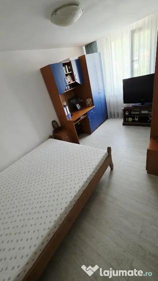Apartament cu 3 camere semidecomandat în Central
