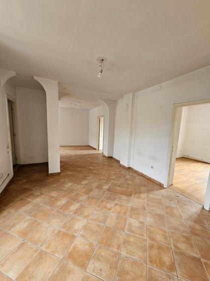 Apartament cu 4 camere decomandat în P-ța Rosetti