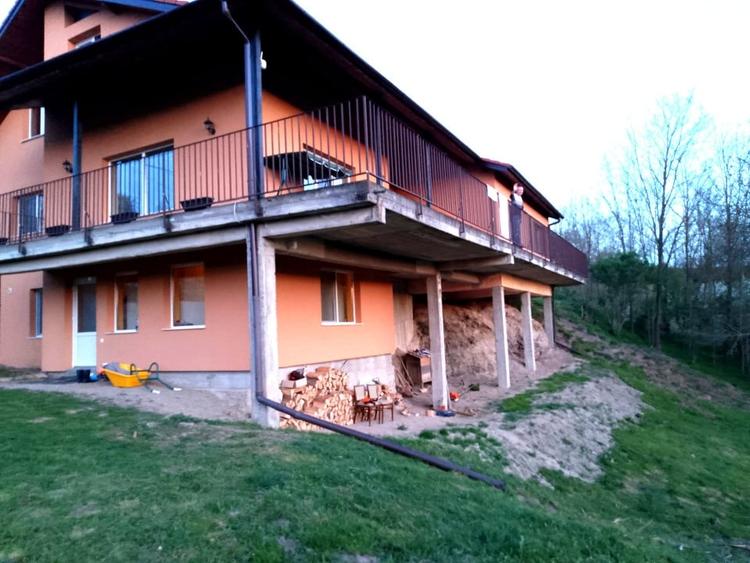 Casă individuală cu 6 camere cu Canalizare în Sud