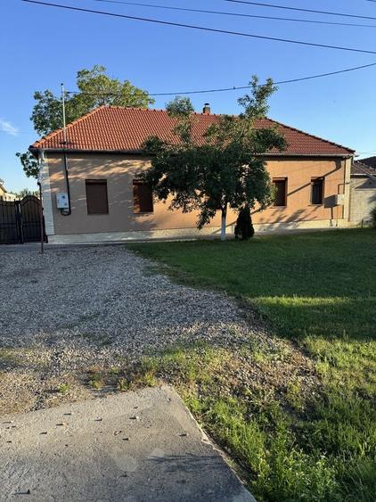 Casă cu 4 camere în Sânleani
