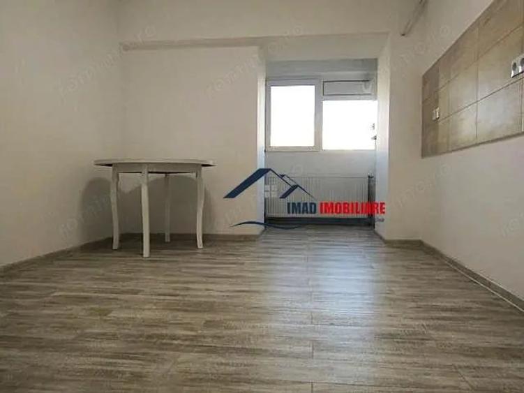 Apartament cu 4 camere decomandat în Micro 3