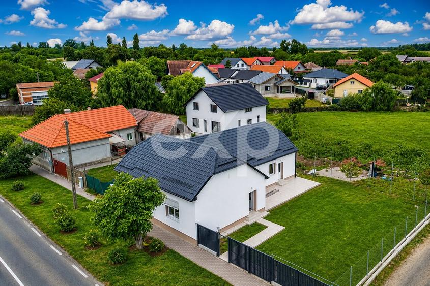 Casă individuală cu 3 camere cu Canalizare în Utvin