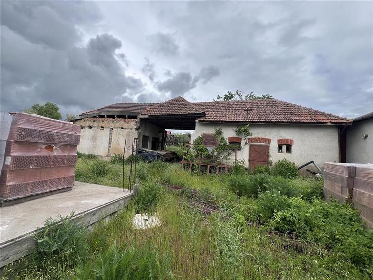 Casă cu 2 camere cu Teren 2635 Mp în Tinca